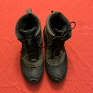 Gray/black London Fog Thinsulate lace-up winter boot size 9M